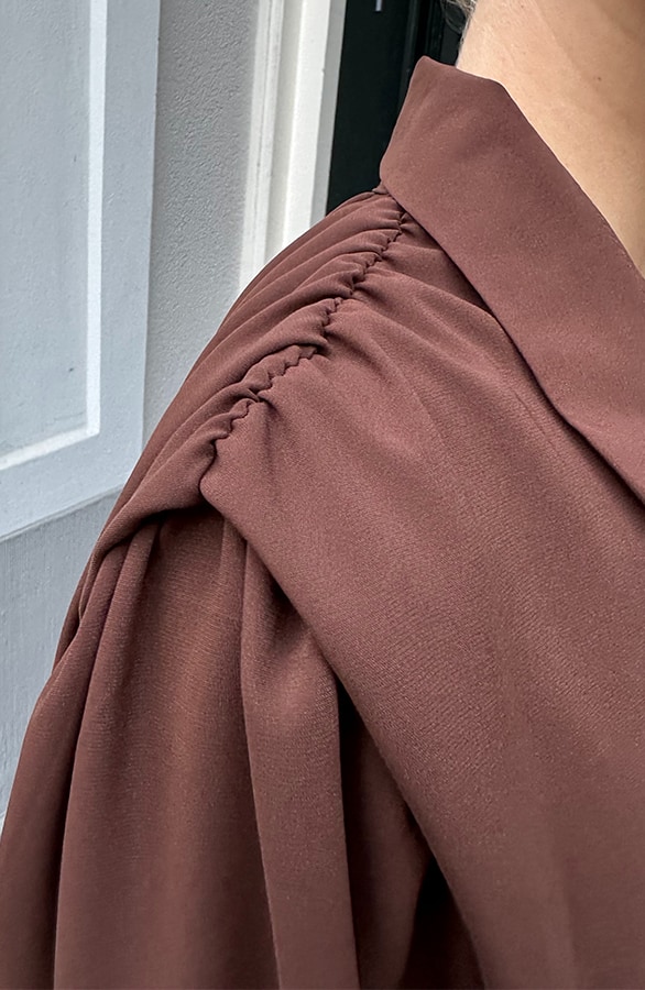 Gedrapeerde Cropped Blouse Choco – blouses, foto 5