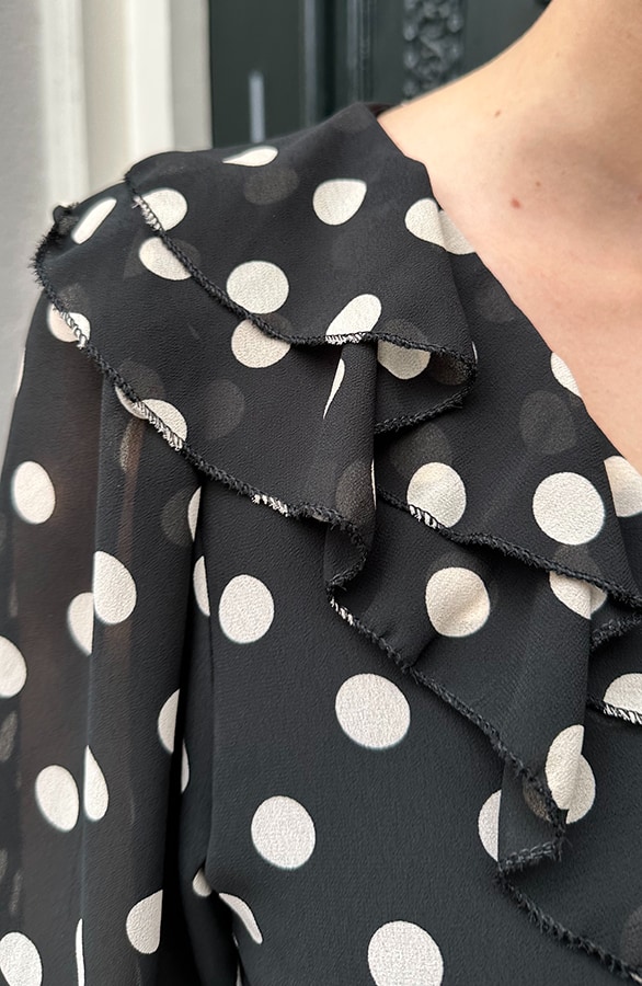 Ruffle Blouse Polkadots Zwart – blouses, foto 11