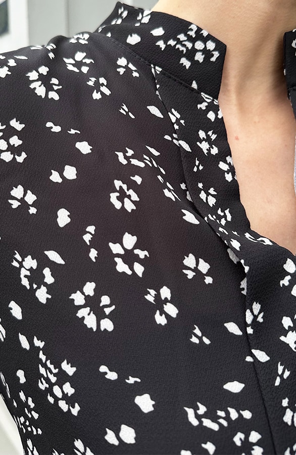 V-hals Bloemen Blouse Zwart Wit – blouses, foto 7