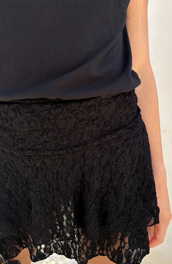 Lace Skort Smocked Zwart – shorts, foto 4