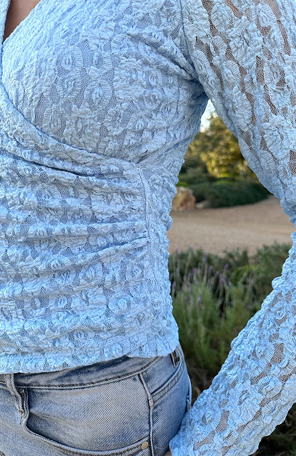 Overslag Lace Top Asymmetric Baby Blue – tops, foto 4
