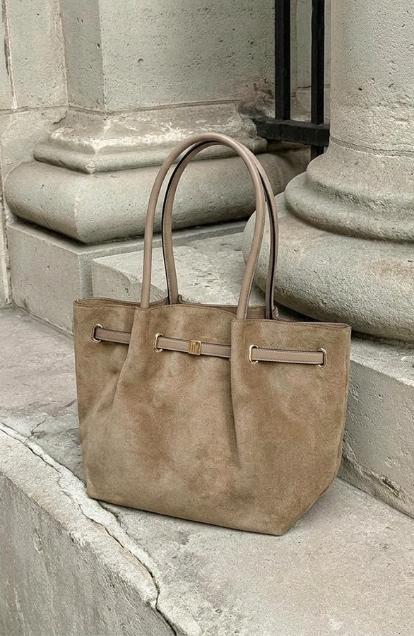 Suedine Handtas Met Gespdetail Dark Beige – alle accessoires