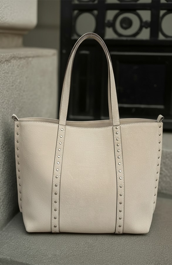 Suedine Shopper Tas Met Studs Beige – alle accessoires, foto 3