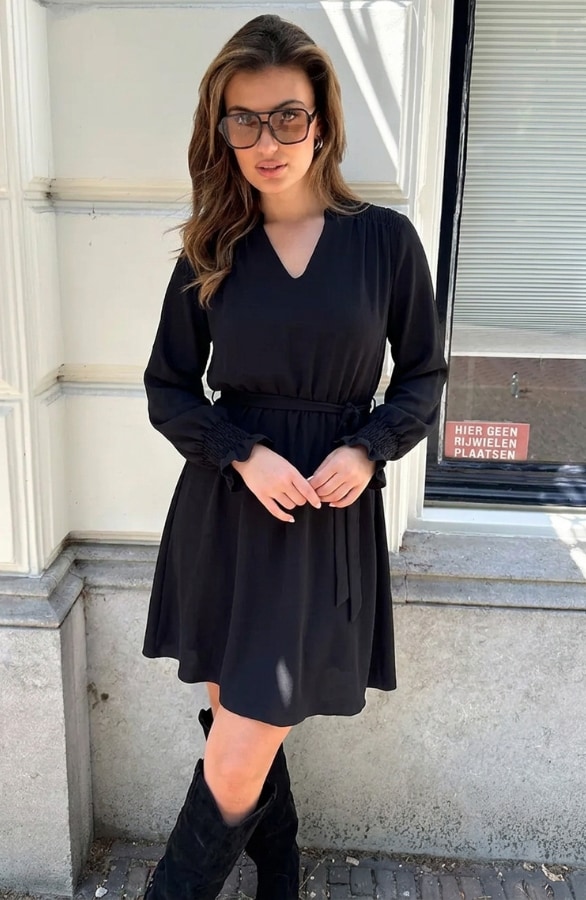 V-hals Smocked Jurk Zwart – jurken, foto 6